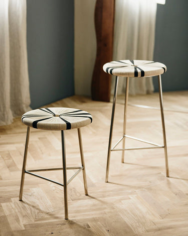 Taburete bajo yute trenzado vista lateral Nordal