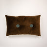 Cojín Elora marrón decorativo con botones 30 x 50 cm