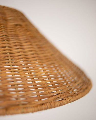 Pantalla Scarlette pequeña de ratán cónica para lámpara