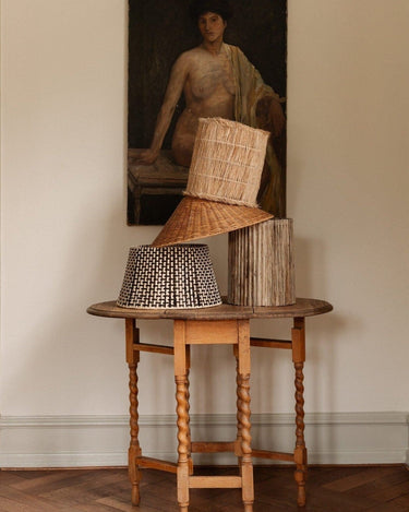 Pantalla Scarlette pequeña de ratán cónica para lámpara