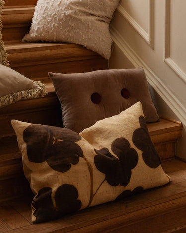 Cojín decorativo Elora beige 30 x 50 cm con botones