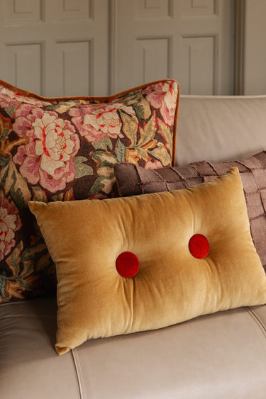 Cojín decorativo Elora amarillo 30 x 50 cm con botones