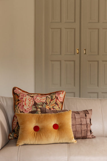 Cojín decorativo Elora amarillo 30 x 50 cm con botones