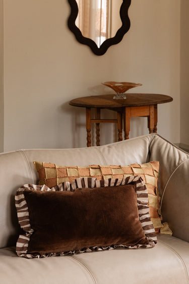 Funda de cojín Elina marrón 30×50 cm algodón con volante