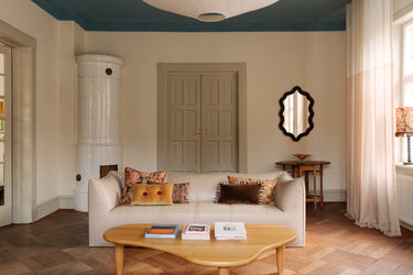 Cojín decorativo Elora amarillo 30 x 50 cm con botones