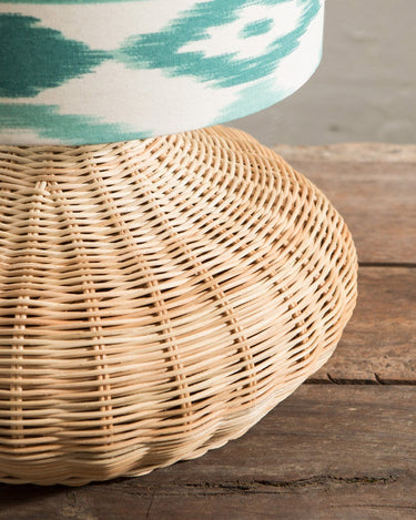 https://ik.imagekit.io/c2dr4dawp/https%3A%2F%2Fprofessional.mahehomeware.com%2Fwp-content%2Fuploads%2F2022%2F11%2Fmahehomeware-rattan-base-lamp-labu-4.jpg?tr=f-jpg