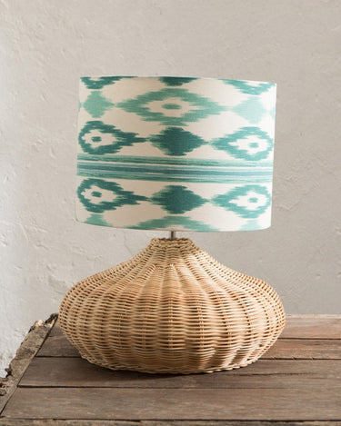 https://ik.imagekit.io/c2dr4dawp/https%3A%2F%2Fprofessional.mahehomeware.com%2Fwp-content%2Fuploads%2F2022%2F11%2Fmahehomeware-rattan-base-lamp-labu-5.jpg?tr=f-jpg