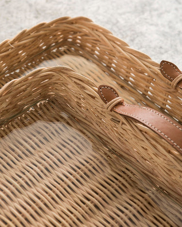 https://ik.imagekit.io/c2dr4dawp/https%3A%2F%2Fprofessional.mahehomeware.com%2Fwp-content%2Fuploads%2F2023%2F09%2Fmahehomeware-rattan-rectangular-tray-marsella-large-5.jpg?tr=f-jpg