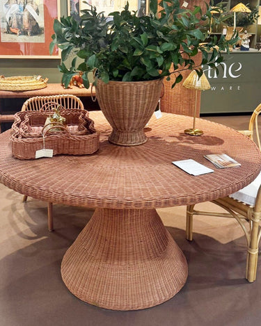 https://ik.imagekit.io/c2dr4dawp/https%3A%2F%2Fprofessional.mahehomeware.com%2Fwp-content%2Fuploads%2F2025%2F08%2Fmahehomeware-rattan-round-dinning-table-oslo-1.jpg?tr=f-jpg