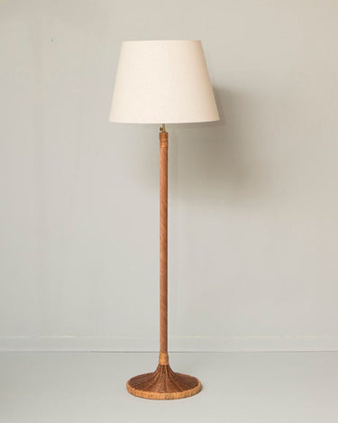 https://ik.imagekit.io/c2dr4dawp/https%3A%2F%2Fprofessional.mahehomeware.com%2Fwp-content%2Fuploads%2F2025%2F08%2Fmahehomeware-rattan-twisted-base-floor-lamp-2.jpg?tr=f-jpg