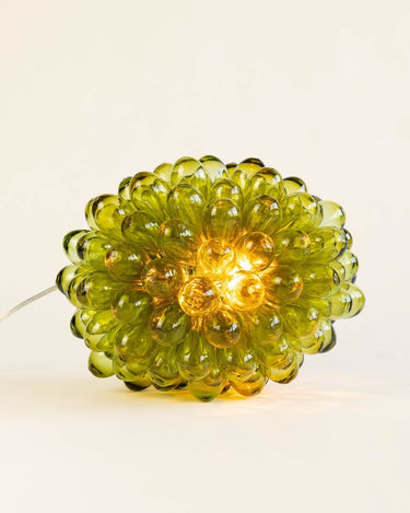 https://ik.imagekit.io/c2dr4dawp/https%3A%2F%2Fwww.atelier-lethe.fr%2Fweb%2Fimage%2Fproduct.image%2F63%2Fimage_1024%2FLampe%2520Grappe%2520S2%2520-%2520Olive%3Funique%3D9143dd7?tr=f-jpg