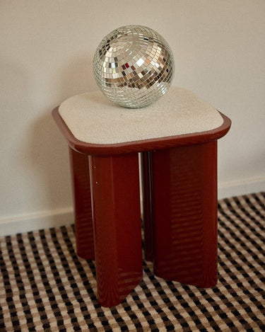 Pouf Lazare asiento decorativo madera lacada ámbar tapizado bouclette