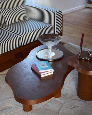 https://ik.imagekit.io/c2dr4dawp/https%3A%2F%2Fwww.gabrielle-paris.com%2F19095-large_default%2Fjeanne-the-coffee-table-walnut-finish.jpg?tr=f-jpg