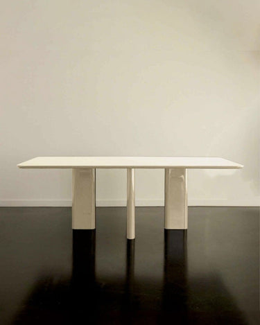 https://ik.imagekit.io/c2dr4dawp/https%3A%2F%2Fwww.gabrielle-paris.com%2F19117-large_default%2Fjoe-rectangular-dining-table-cream-lacquered-wood.jpg?tr=f-jpg
