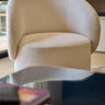 Sillón Auguste tapizado crema estructura roble natural diseño setentero