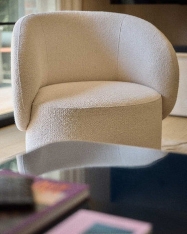 Sillón Auguste tapizado crema estructura roble natural diseño setentero
