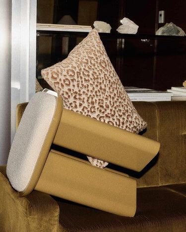 Pouf Lazare asiento decorativo madera lacada ámbar tapizado bouclette