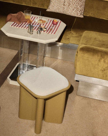 Pouf Lazare asiento decorativo madera lacada ámbar tapizado bouclette