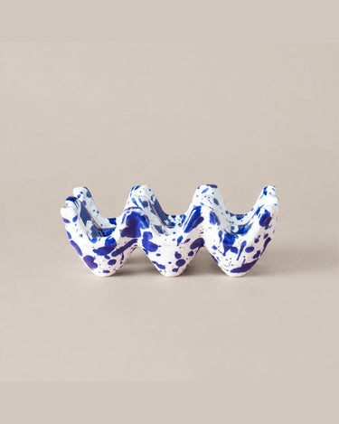 Perfil ondulado de la huevera Persia azul y blanca