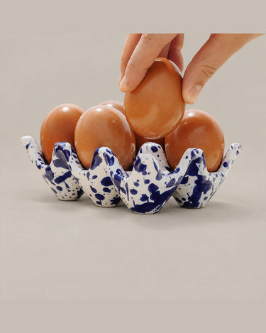 Detalle de la huevera Persia con huevos durante su uso en la mesa