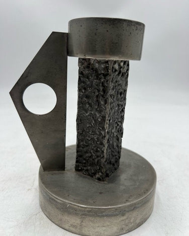 Detalle del candelabro brutalista de peltre