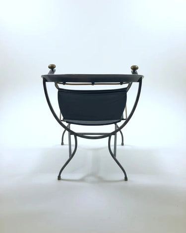 Sillón “Pompei” de Alberto Orlandi en acero, piel y latón