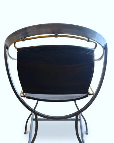 Sillón “Pompei” de Alberto Orlandi en acero, piel y latón