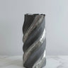 Jarron vintage de peltre con forma espiral