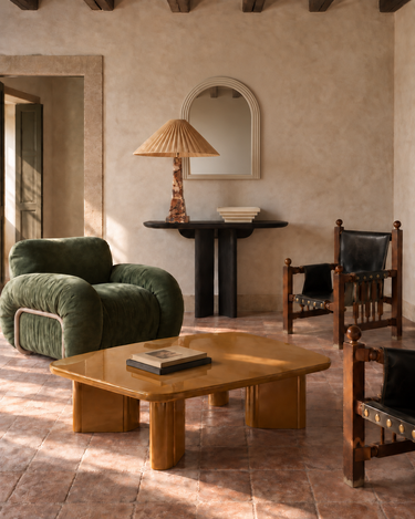 Salón portugués con consola escultórica, espejo Falco, lámpara con pantalla plisada y cuenco Bau