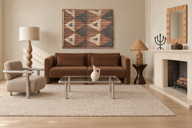 Salón Matuta con sofá de terciopelo marrón, panel Salampasu y piezas vintage. Imagen creada con IA.