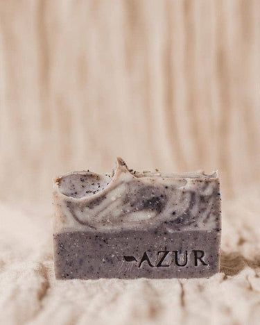 Détail du savon artisanal à la lavande et au romarin