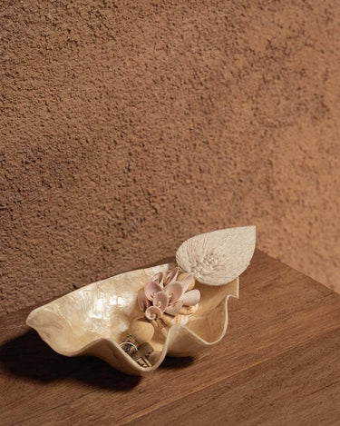 Jabonera Bazar Bizar sobre una superficie de madera con accesorios decorativos
