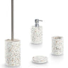 Jabonera junto a accesorios de baño de terrazo blanco
