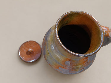Jarra de barro marrón con asa y tapa — boca e interior con tapa separada