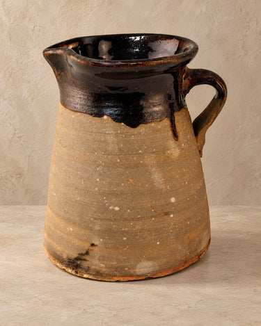 Jarra de barro vintage con esmalte oscuro y asa lateral de Artesanías San José