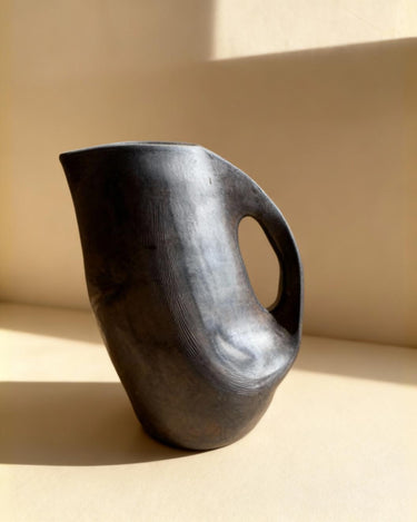 jarrón de cerámica negra asturiana