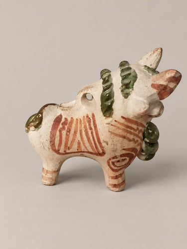 Jarra decorativa de cerámica con forma de toro — perfil de la jarra y asa sobre el lomo