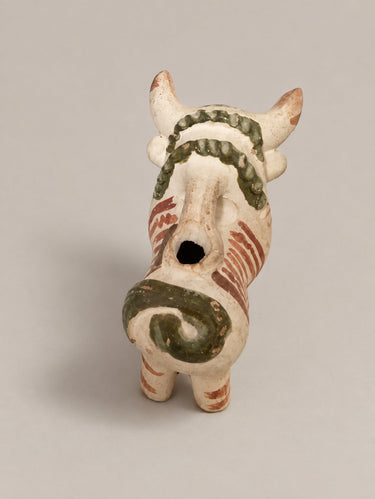 Jarra decorativa de cerámica con forma de toro — abertura superior y detalle de la cabeza