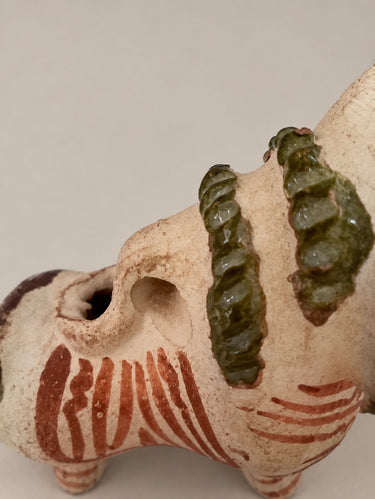 Jarra decorativa de cerámica con forma de toro — detalle del asa, el lomo y los relieves