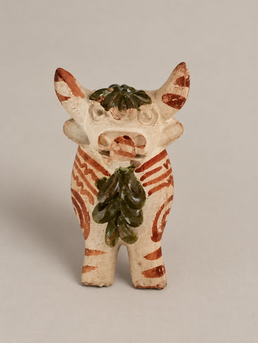 Jarra decorativa de cerámica con forma de toro — vista frontal de patas y decoración