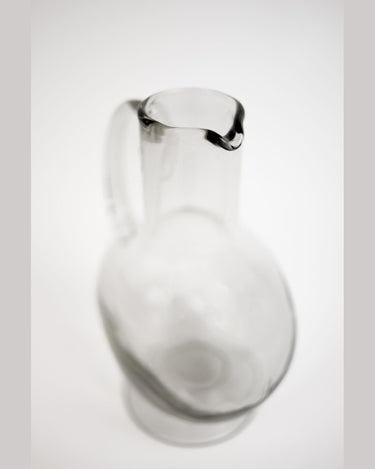 Vista del pico vertedor de las jarras de cristal con pie