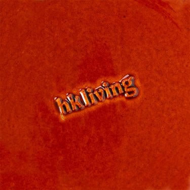 Logotipo de HK Living sobre fondo texturizado