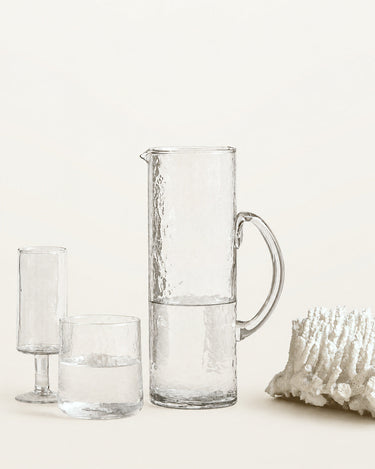 Jarra de vidrio reciclado transparente con textura martillada