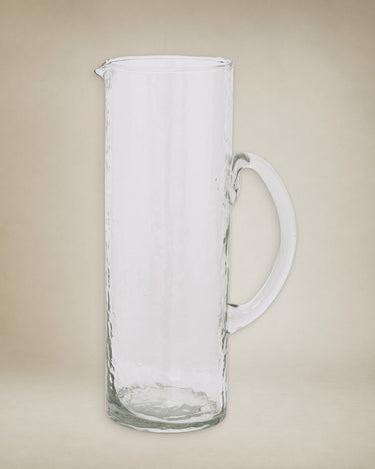 Jarra de vidrio reciclado martillado preparada para servir agua