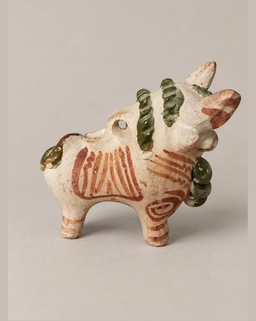 Jarra decorativa de cerámica con forma de toro — perfil de la jarra y asa sobre el lomo