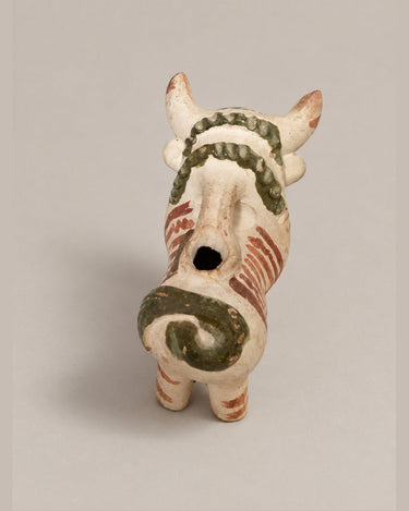Jarra decorativa de cerámica con forma de toro — abertura superior y detalle de la cabeza