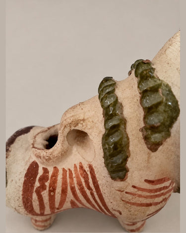 Jarra decorativa de cerámica con forma de toro — detalle del asa, el lomo y los relieves