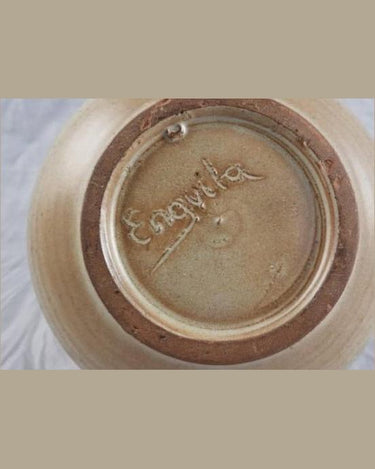Base de la jarra con la marca Enguita y señales de uso.