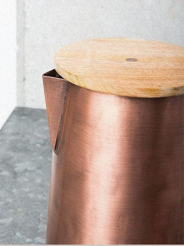 Jarra Mangal de cobre en una composición de mesa