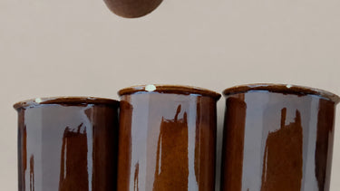 Bordes de tres vasos con muescas y pérdidas de cerámica.